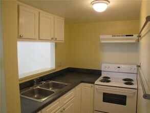 7137 E Bank Dr in Tampa, FL - Building Photo - Building Photo