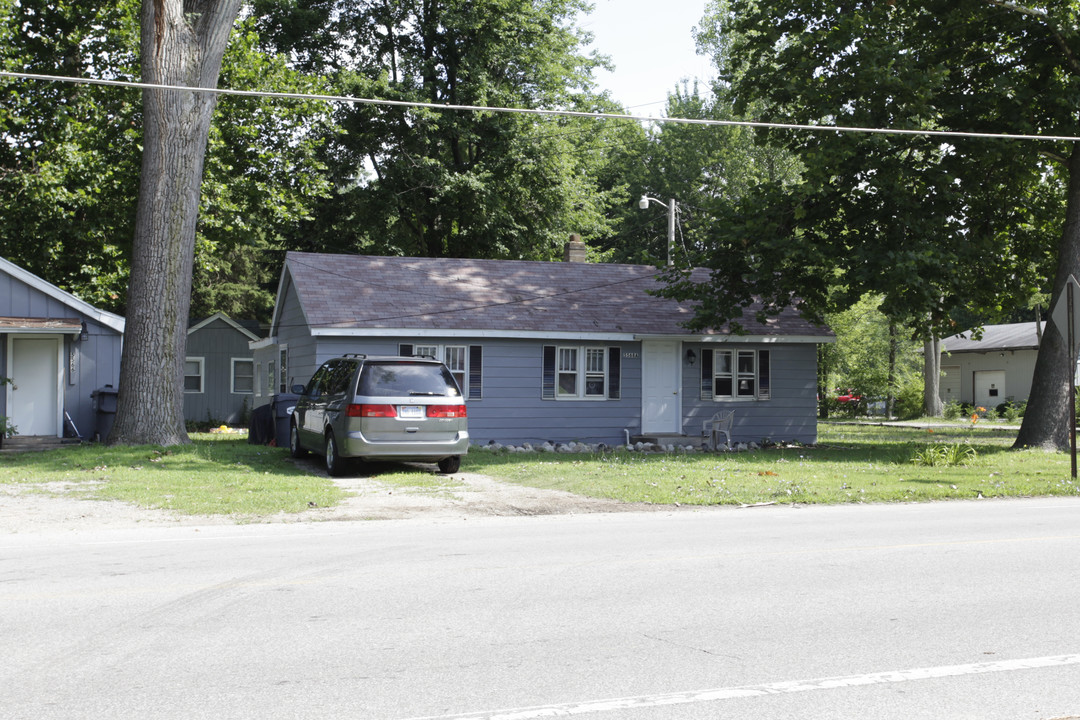 5568 Paw Paw Lake Rd in Coloma, MI - Building Photo