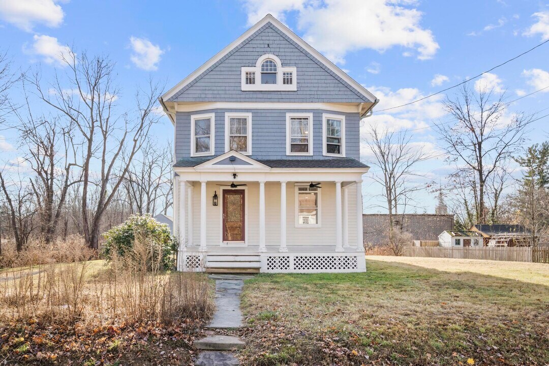 46 Hart St in Wethersfield, CT - Building Photo