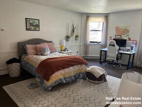 1061 Beacon St, Unit B in Brookline, MA - Foto de edificio - Building Photo