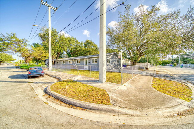 543 NW 58th St in Miami, FL - Building Photo - Building Photo