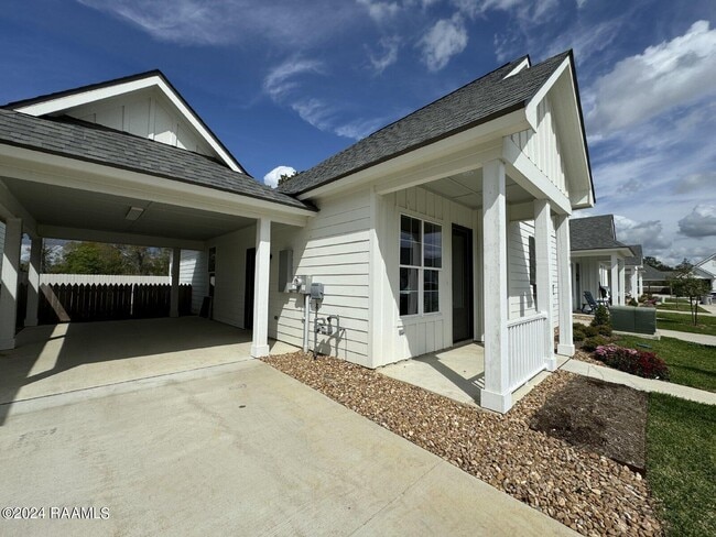 106 Satsuma Dr in Youngsville, LA - Building Photo - Building Photo