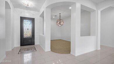 561 W Yellowstone Way in Chandler, AZ - Building Photo - Building Photo