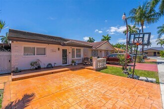 11562 NW 87th Pl in Hialeah Gardens, FL - Building Photo - Building Photo