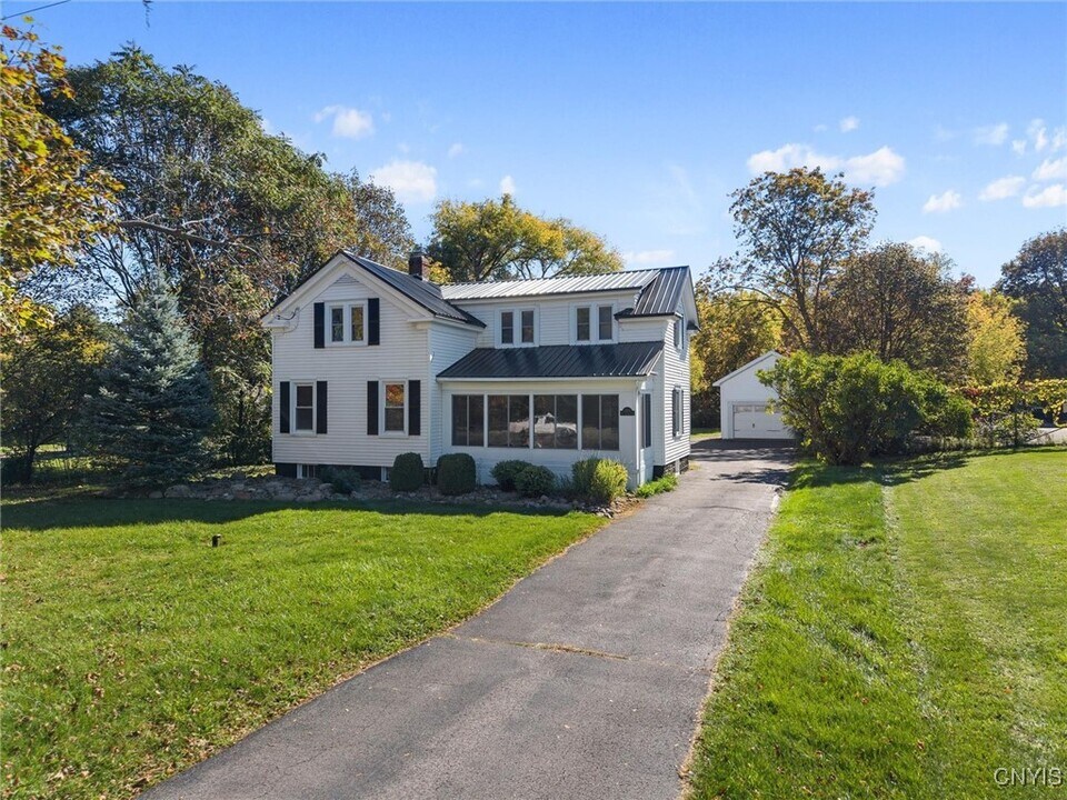 4914 W Seneca Turnpike in Syracuse, NY - Building Photo