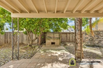 5334 Karbet Way in Sacramento, CA - Building Photo - Building Photo