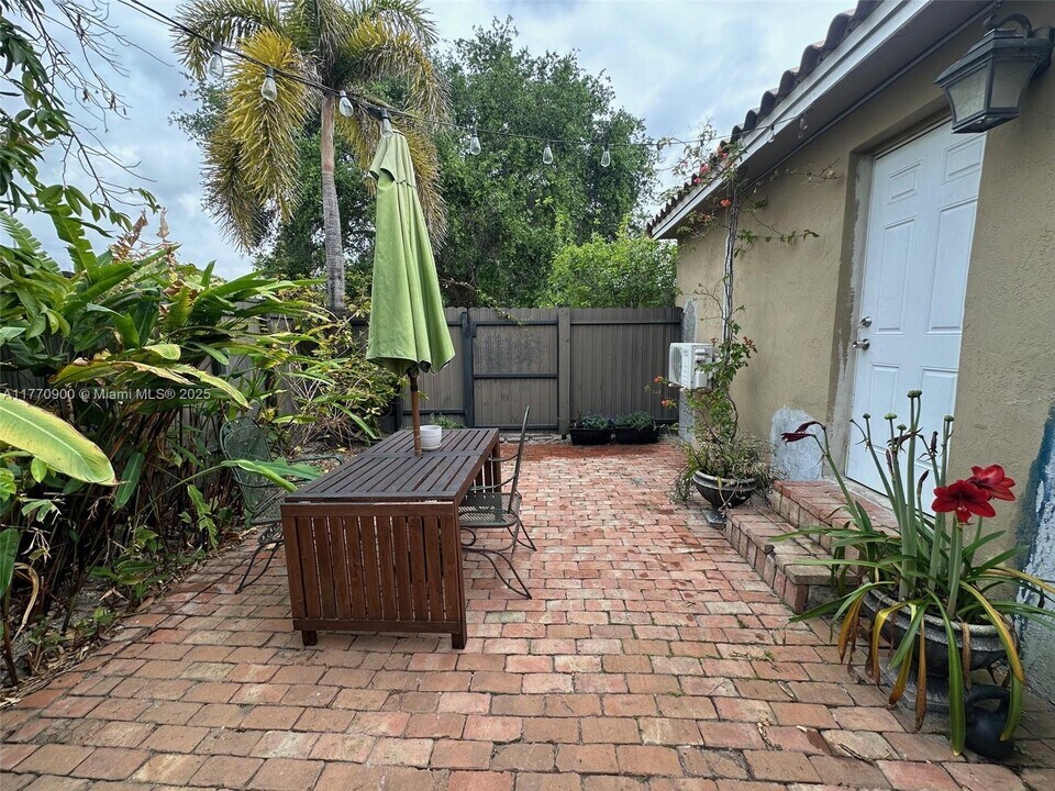 620 Wren Ave in Miami Springs, FL - Building Photo