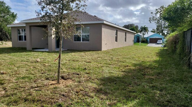 813 SW McCoy Ave in Port St. Lucie, FL - Building Photo - Building Photo