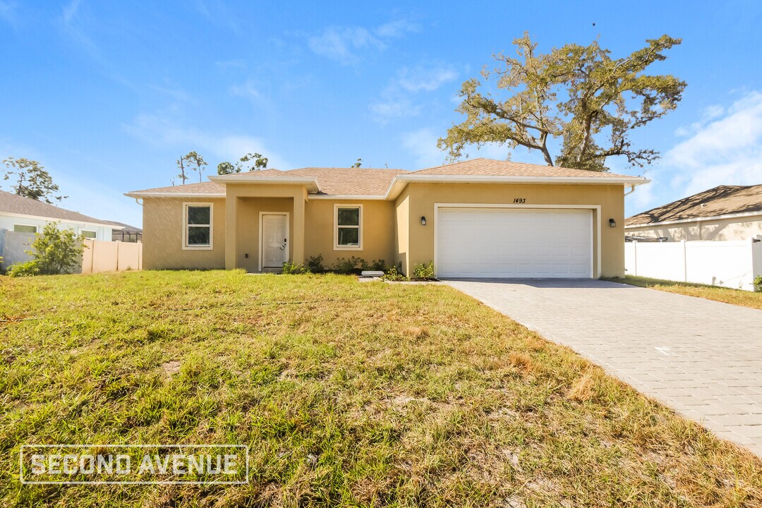1493 Oregon Ln in North Port, FL - Foto de edificio