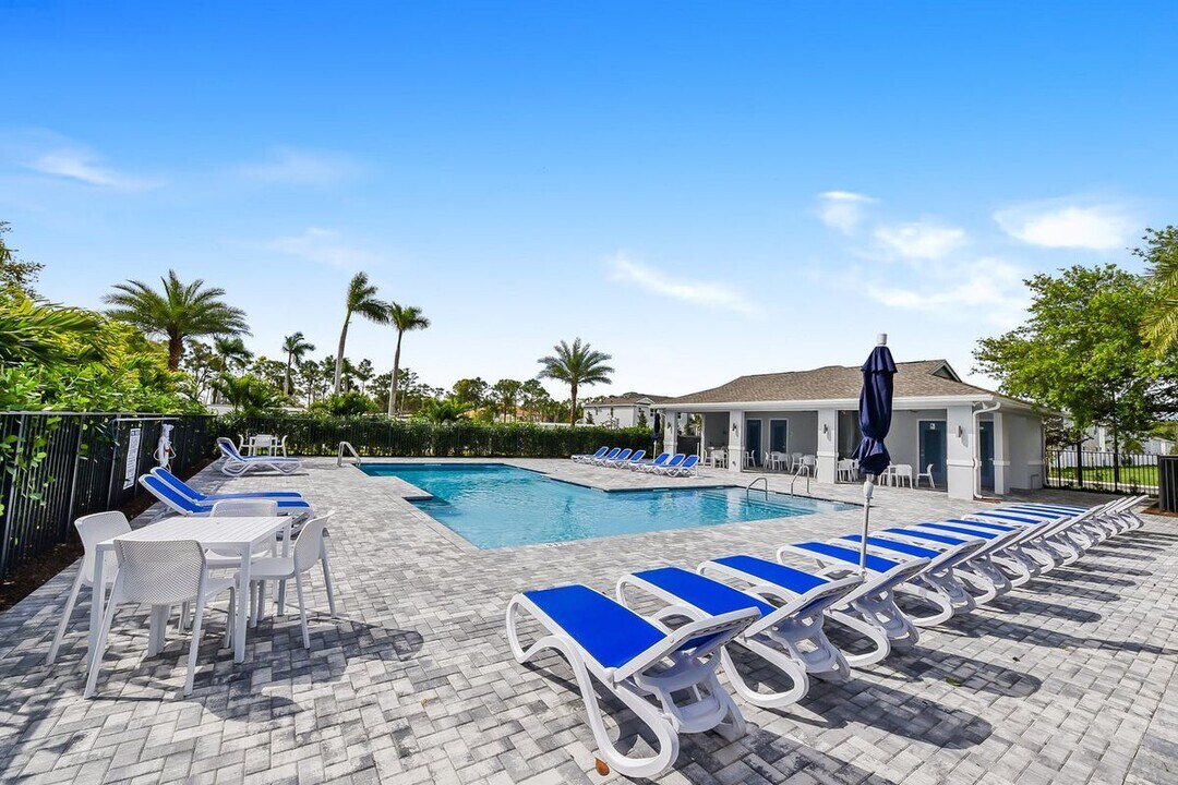 4611 Hollister Ave in Greenacres, FL - Foto de edificio