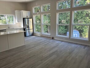 21112 Locust Way in Lynnwood, WA - Foto de edificio - Building Photo