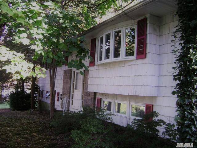 16 Bittersweet Ln in Glen Cove, NY - Building Photo