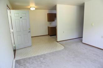 Meadow Lane Apartments in Pekin, IL - Building Photo - Building Photo