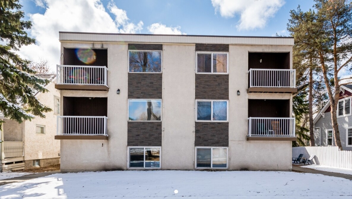 Whyte Court Apartments in Edmonton, AB - Building Photo