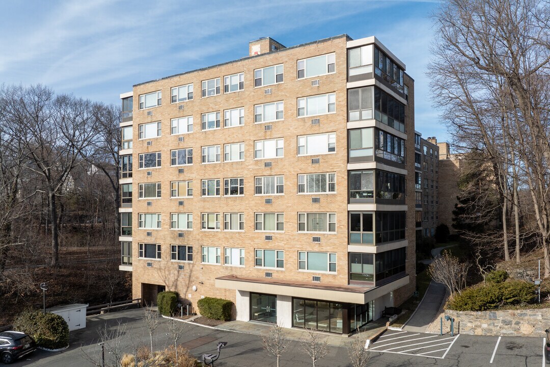 River House in Bronxville, NY - Foto de edificio