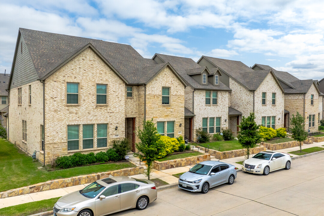 Meadow Crest in North Richland Hills, TX - Foto de edificio