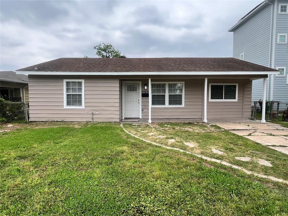 6708 St Augustine St in Houston, TX - Building Photo