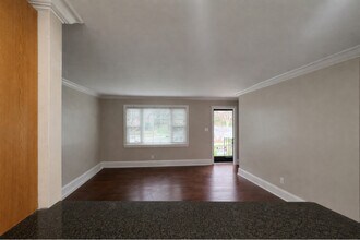 1976 Lynnwood Dr in Charlotte, NC - Foto de edificio - Building Photo