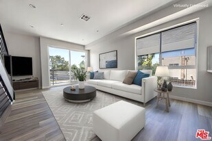 6702 Balboa Blvd in Los Angeles, CA - Building Photo