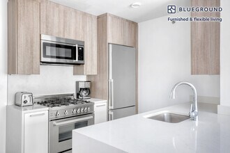 311 W 50th St in New York, NY - Foto de edificio - Building Photo