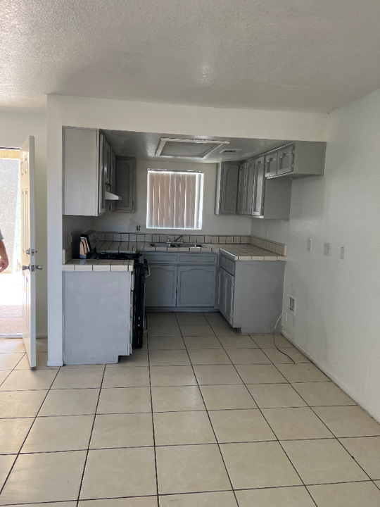 11951 Chamberlaine Way in Adelanto, CA - Building Photo