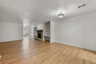 2186 Spring Walk Ct in Atlanta, GA - Building Photo - Building Photo