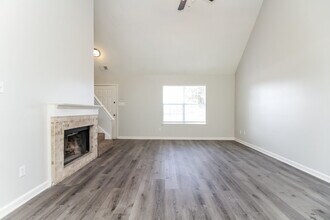 8432 Creek Front Dr in Memphis, TN - Foto de edificio - Building Photo