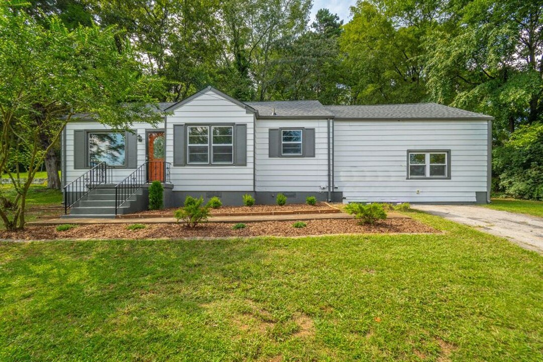 1423 Hickory Valley Rd in Chattanooga, TN - Building Photo