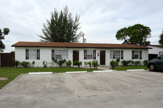 4405-4479 Gulfstream Rd in Lake Worth, FL - Building Photo - Building Photo