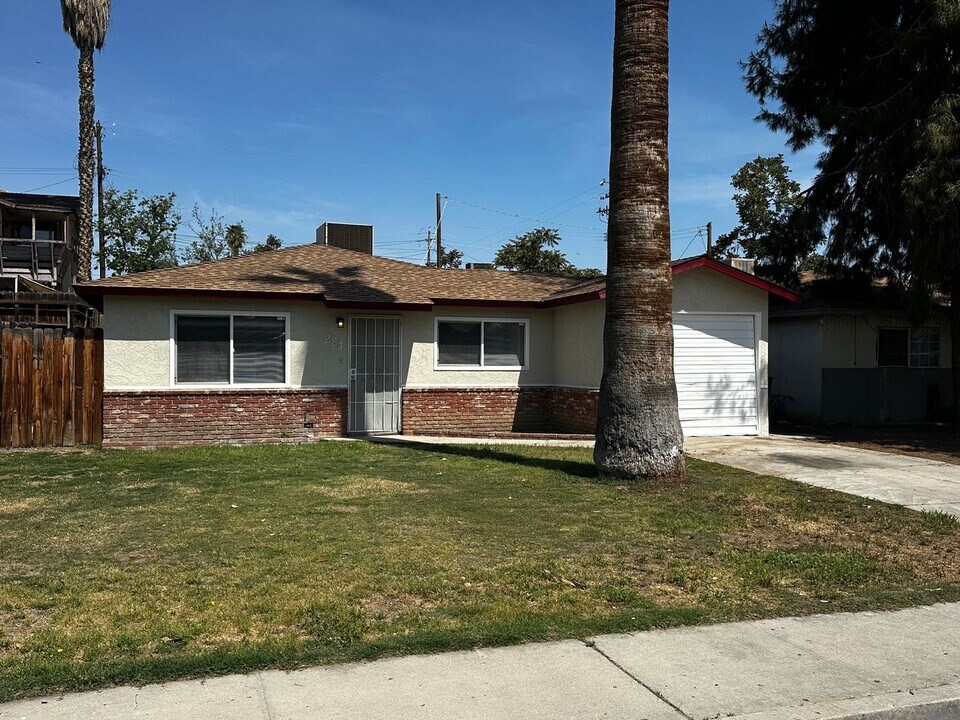 224 E Harding Ave in Bakersfield, CA - Building Photo