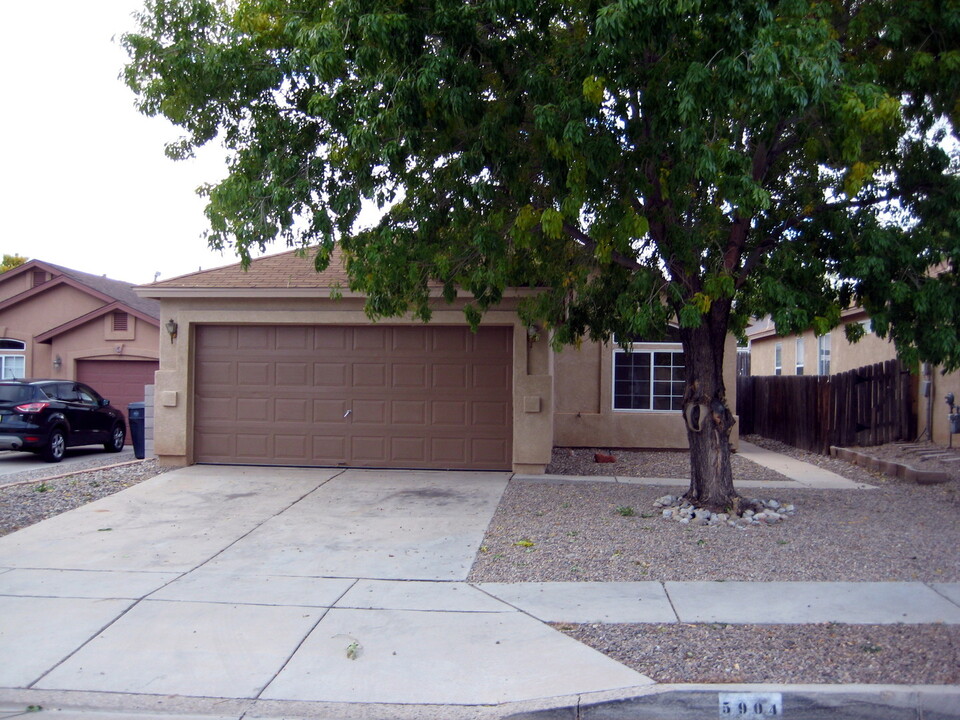 5904 Andromeda Ave NW in Albuquerque, NM - Foto de edificio