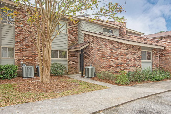 708 Andrea Ln in Hanahan, SC - Foto de edificio - Building Photo