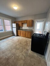 276 Park Rd, Unit 2-E in West Hartford, CT - Building Photo - Building Photo