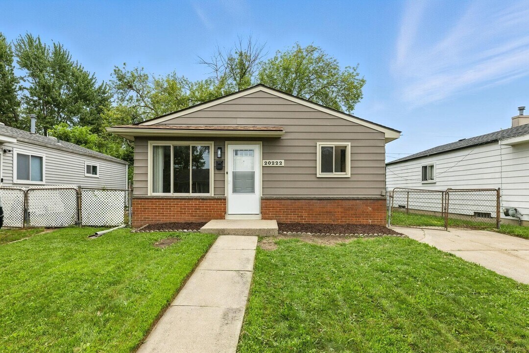 20222 Abrahm St in Clinton Township, MI - Building Photo