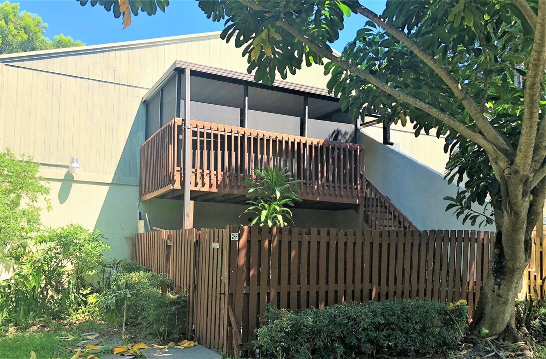 2 Crossings Cir, Unit F in Boynton Beach, FL - Foto de edificio