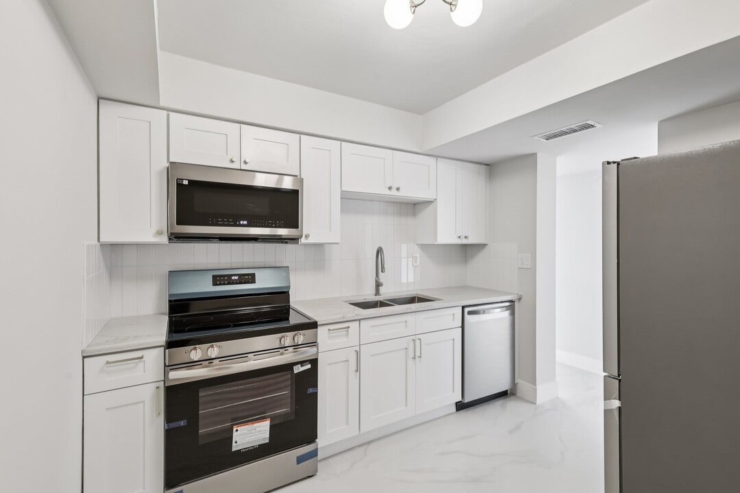 The Oaks Apartments in Bay Harbor Islands, FL - Foto de edificio