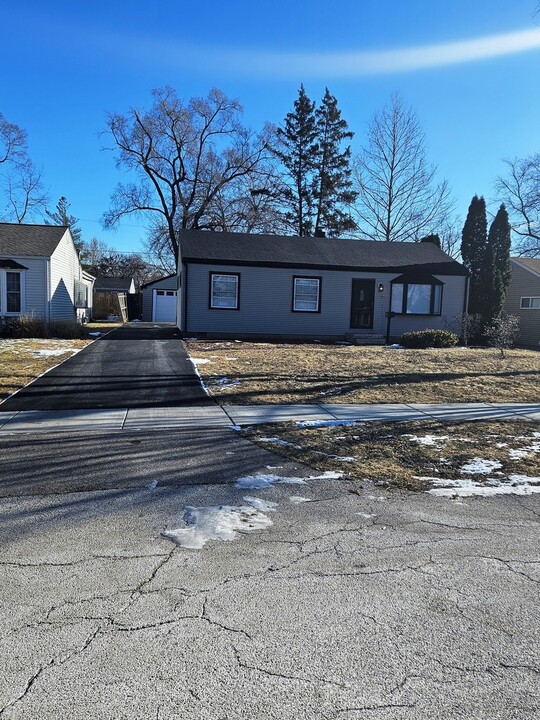 1129 Campbell Ave in Wheaton, IL - Building Photo