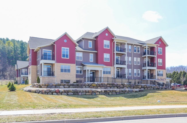 Mill Creek in Cross Plains, WI - Foto de edificio - Building Photo