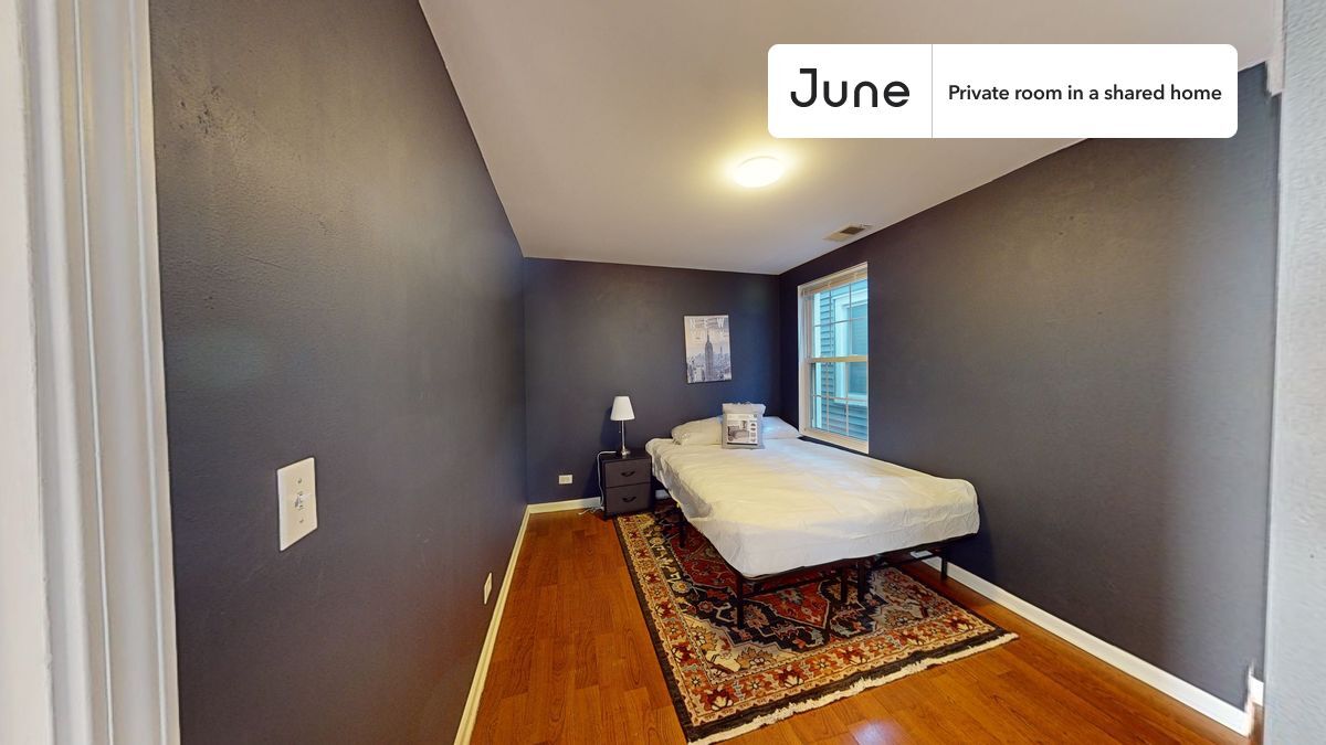 Private bedroom in 3 bed/1 bath Home in Chicago, IL - Building Photo