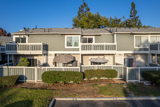 Brittany Park Townhomes in Ontario, CA - Building Photo - Building Photo