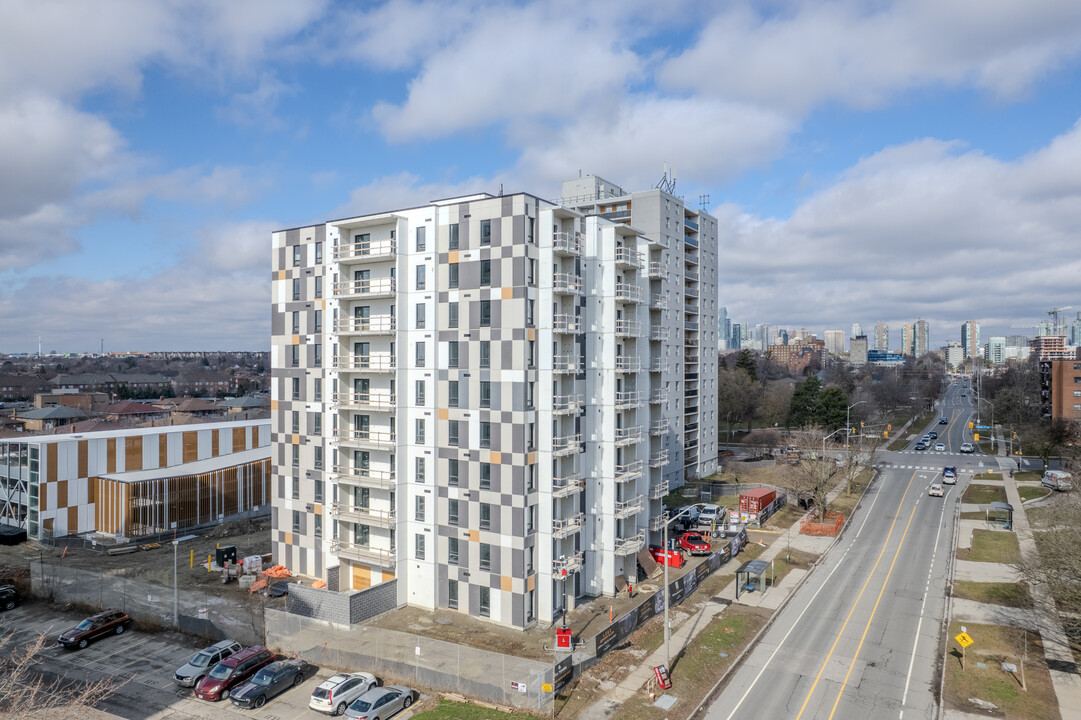 150 Paisley Blvd W in Mississauga, ON - Building Photo