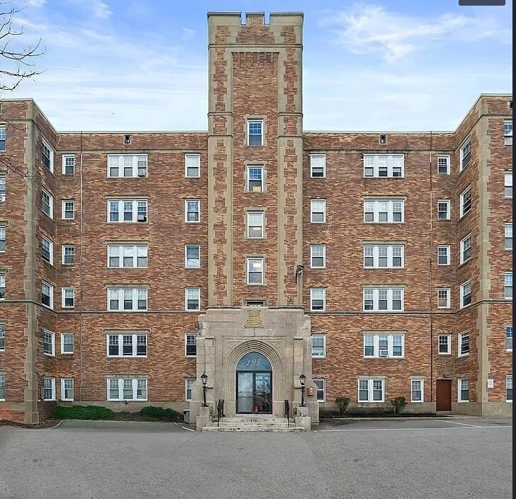 195 Thomas Burgin Pky, Unit 501 in Quincy, MA - Foto de edificio