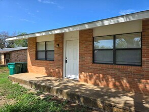 212 Simmons Ave in Jourdanton, TX - Building Photo - Building Photo