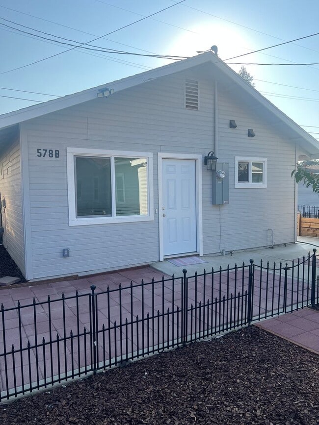 578 N Acacia Ave in Reedley, CA - Building Photo - Building Photo