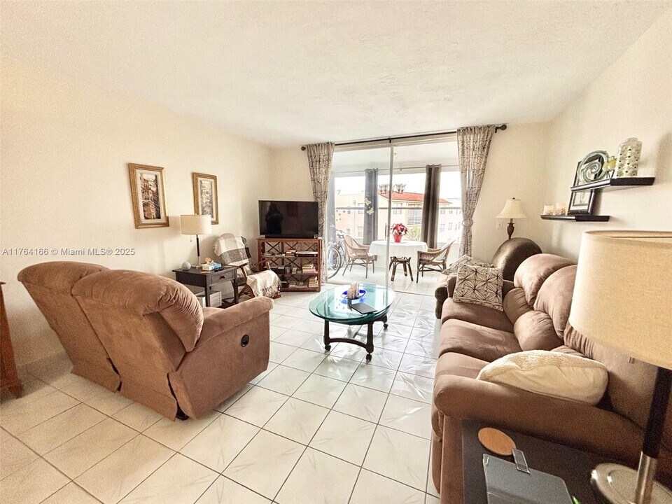 2801 Somerset Dr in Lauderdale Lakes, FL - Building Photo