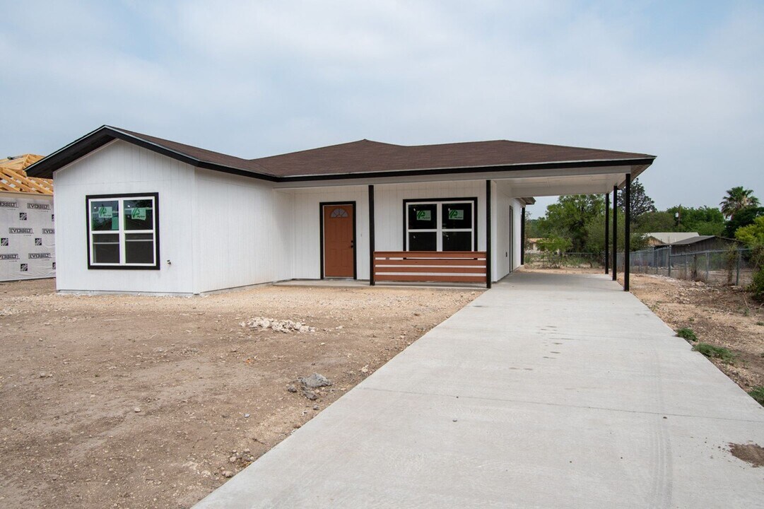 1105 West Dr in Del Rio, TX - Building Photo