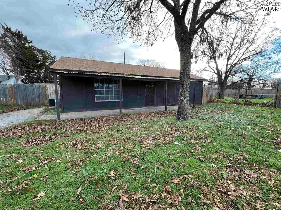 1030 Wesley Dr in Wichita Falls, TX - Building Photo