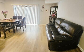 10700 NW 7th St in Miami, FL - Building Photo - Building Photo