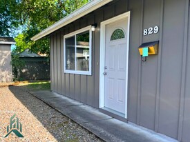 827-829 NW 29th St in Corvallis, OR - Building Photo