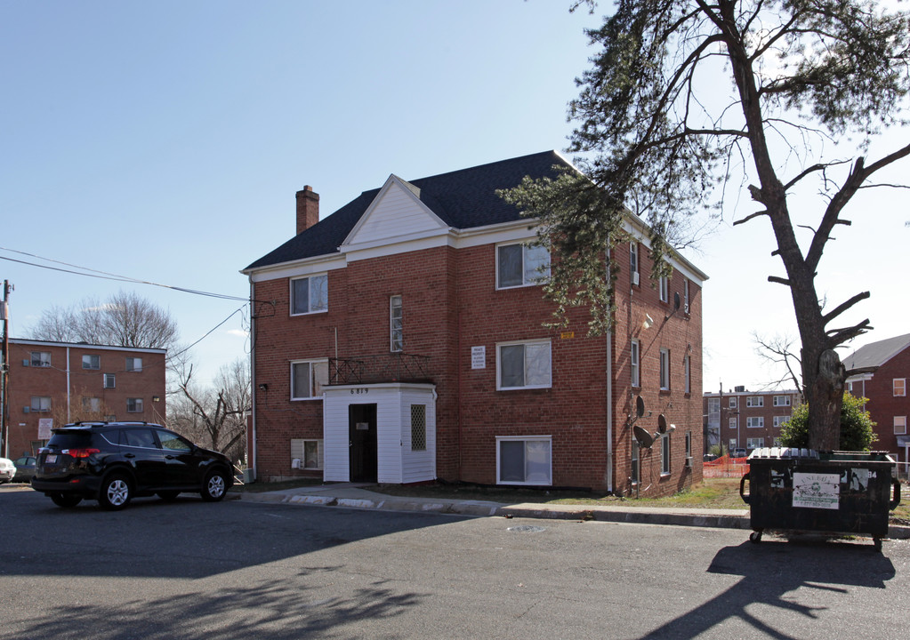 6819 Red Top Rd in Takoma Park, MD - Foto de edificio